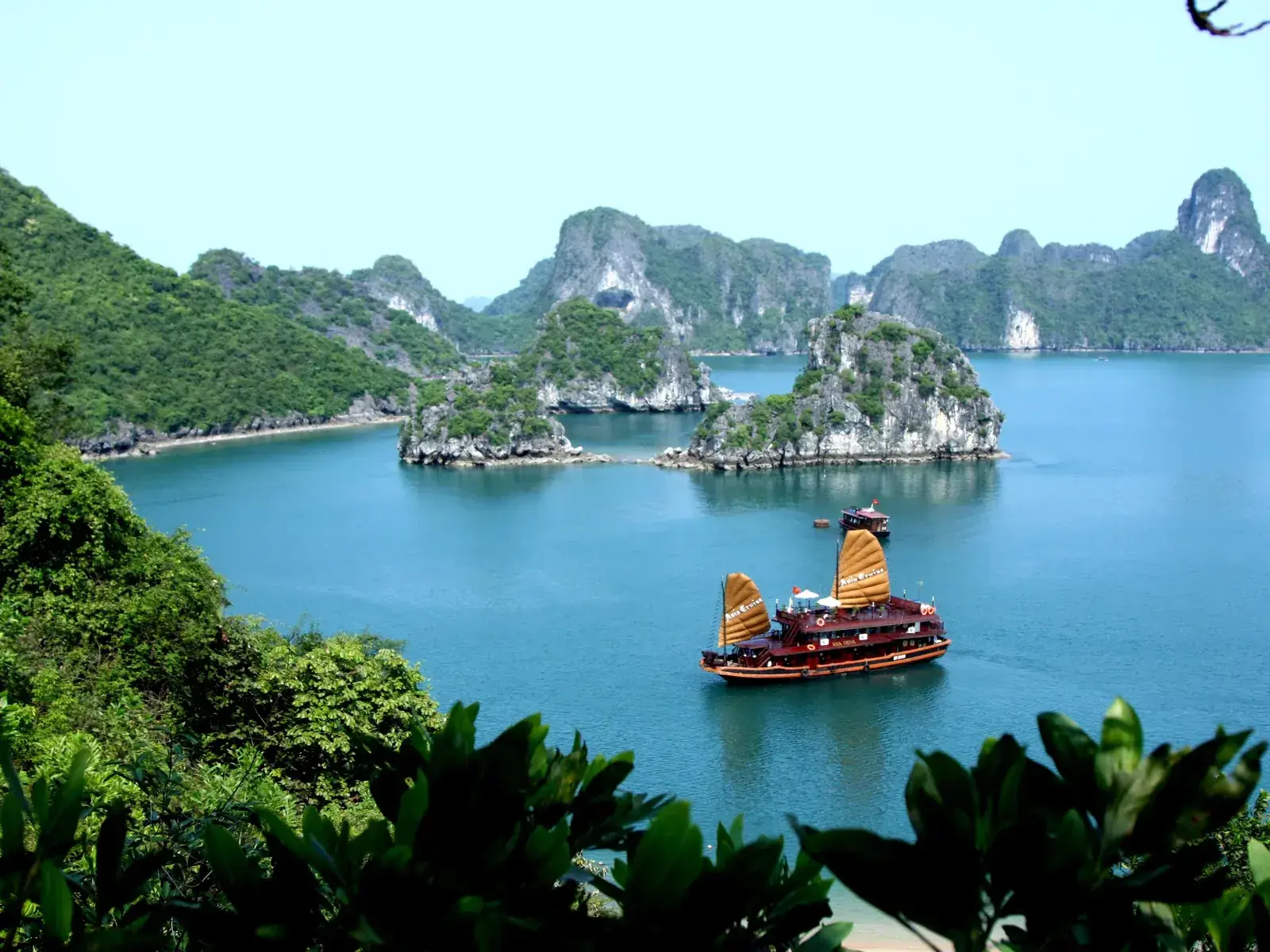 Jadrnica v zalivu Ha Long