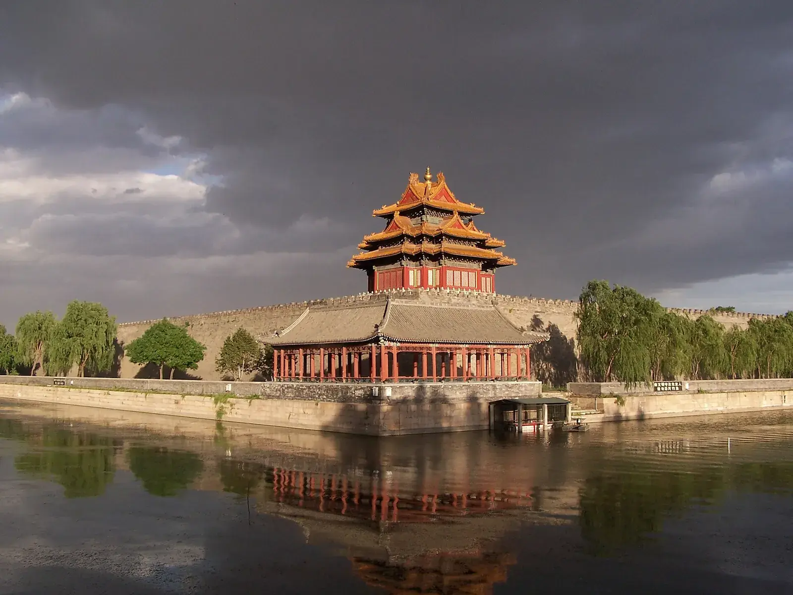 Zahodni vogal Prepovedanega mesta v Pekingu ob sončnem zahodu