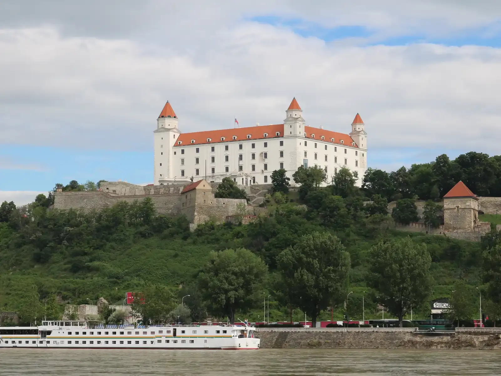 Bratislavski grad nad Donavo